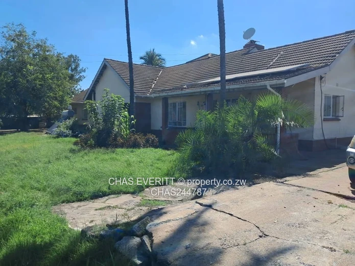 Friendly 4-Bed Hatfield House with Staff Quarters