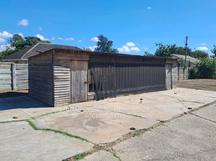 Friendly 4-Bed Hatfield House with Staff Quarters