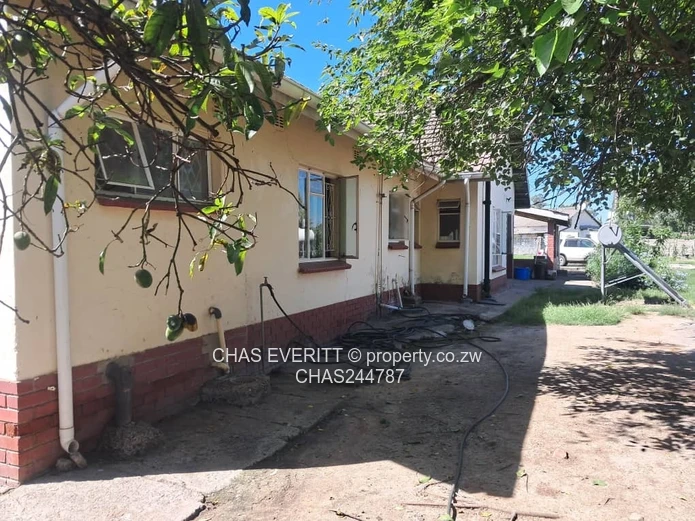 Friendly 4-Bed Hatfield House with Staff Quarters