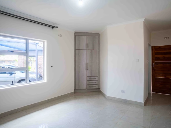 4 Bedroom Flat & Apartment